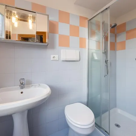 Gæstehus Large Bedroom, En-suite Bathroom 3*